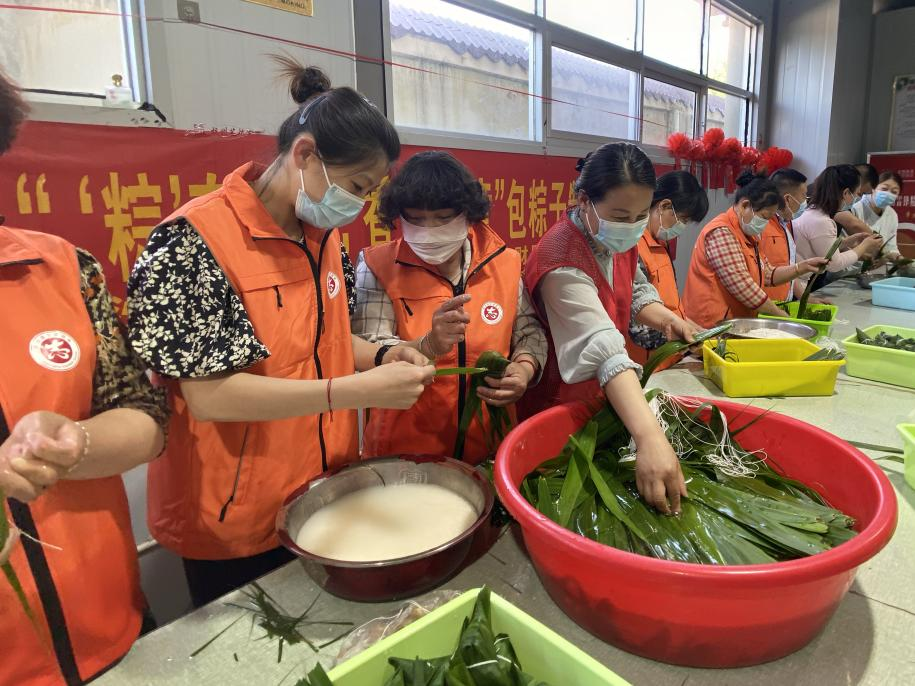 青口供電所黨支部聯(lián)合生產(chǎn)生活服務(wù)中心分會、黃沙坨社區(qū)，共同舉辦“悠悠艾草香 濃濃端午情”系列活動。.png